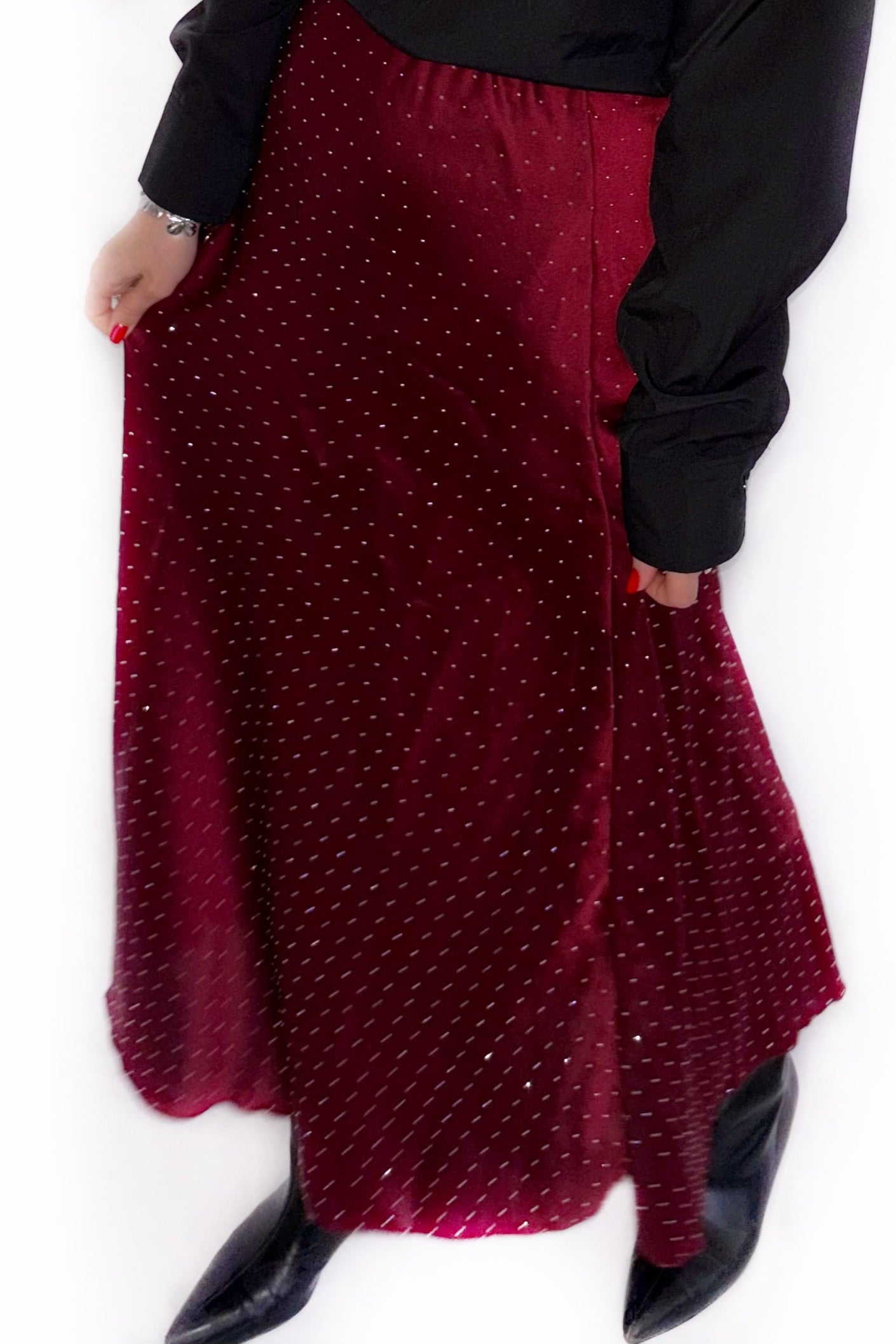 Jupe en satin bordeaux à strass