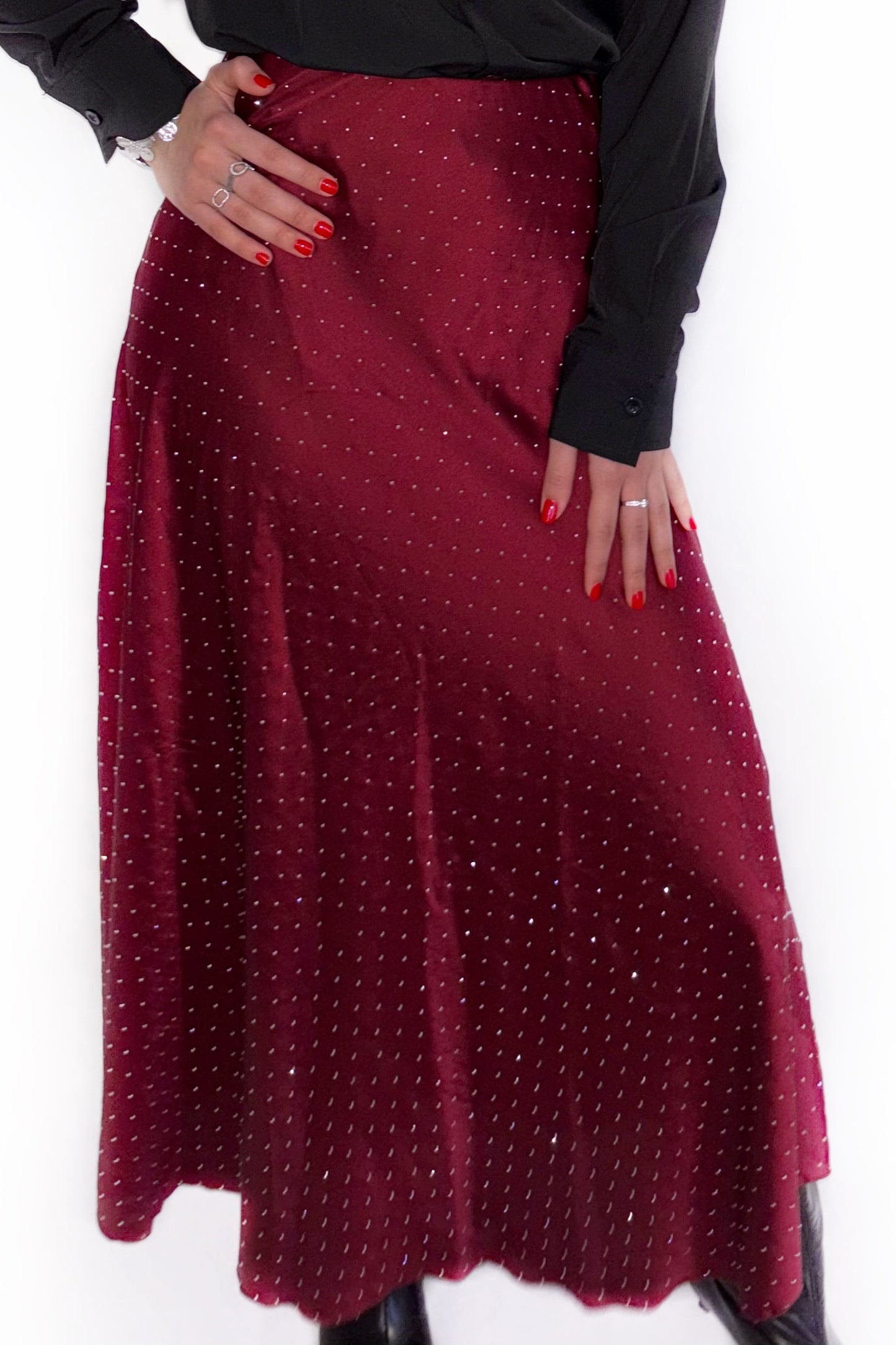 Jupe en satin bordeaux à strass