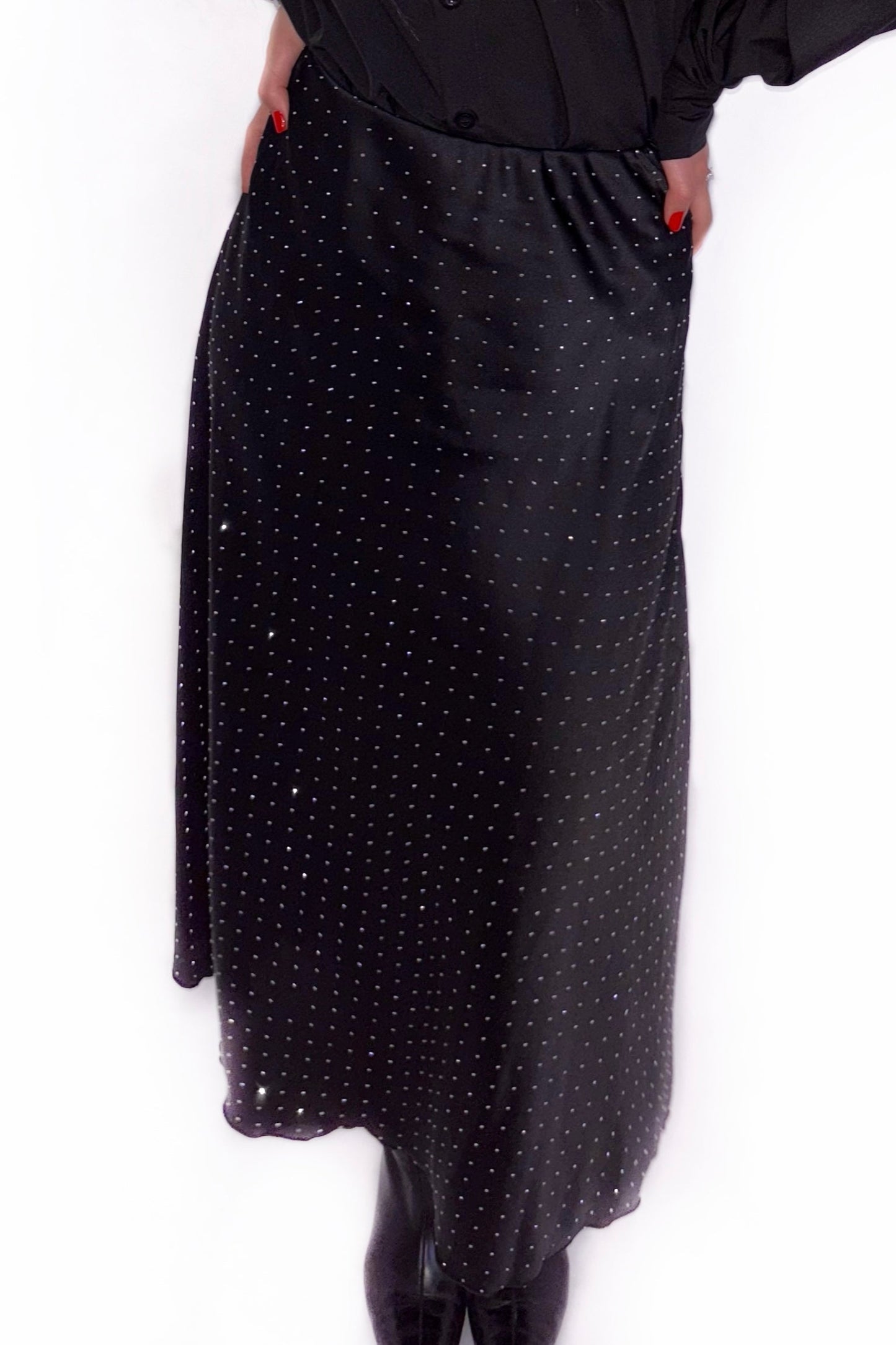 Jupe en satin noire à strass