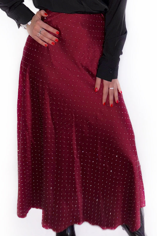 Jupe en satin bordeaux à strass