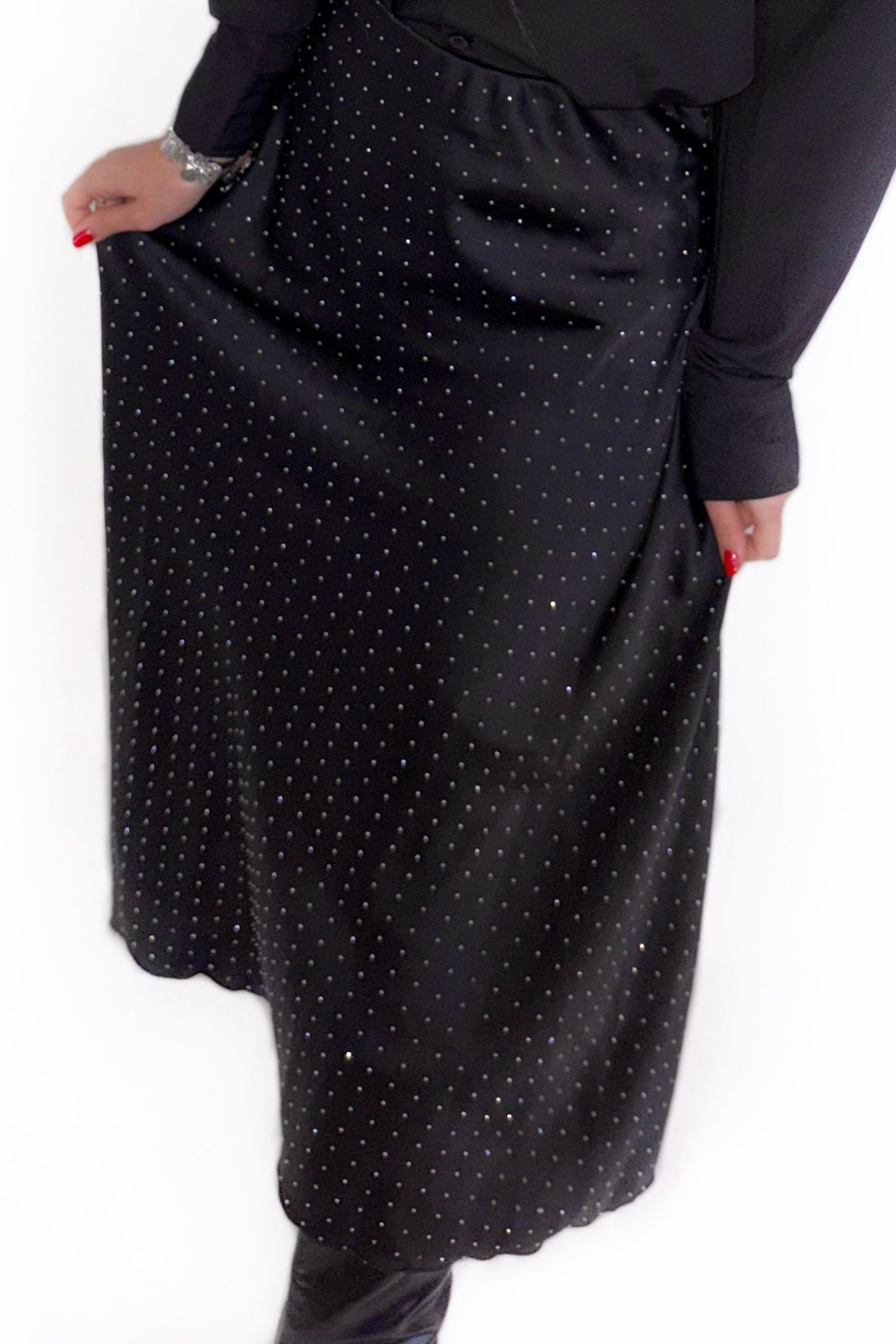 Jupe en satin noire à strass